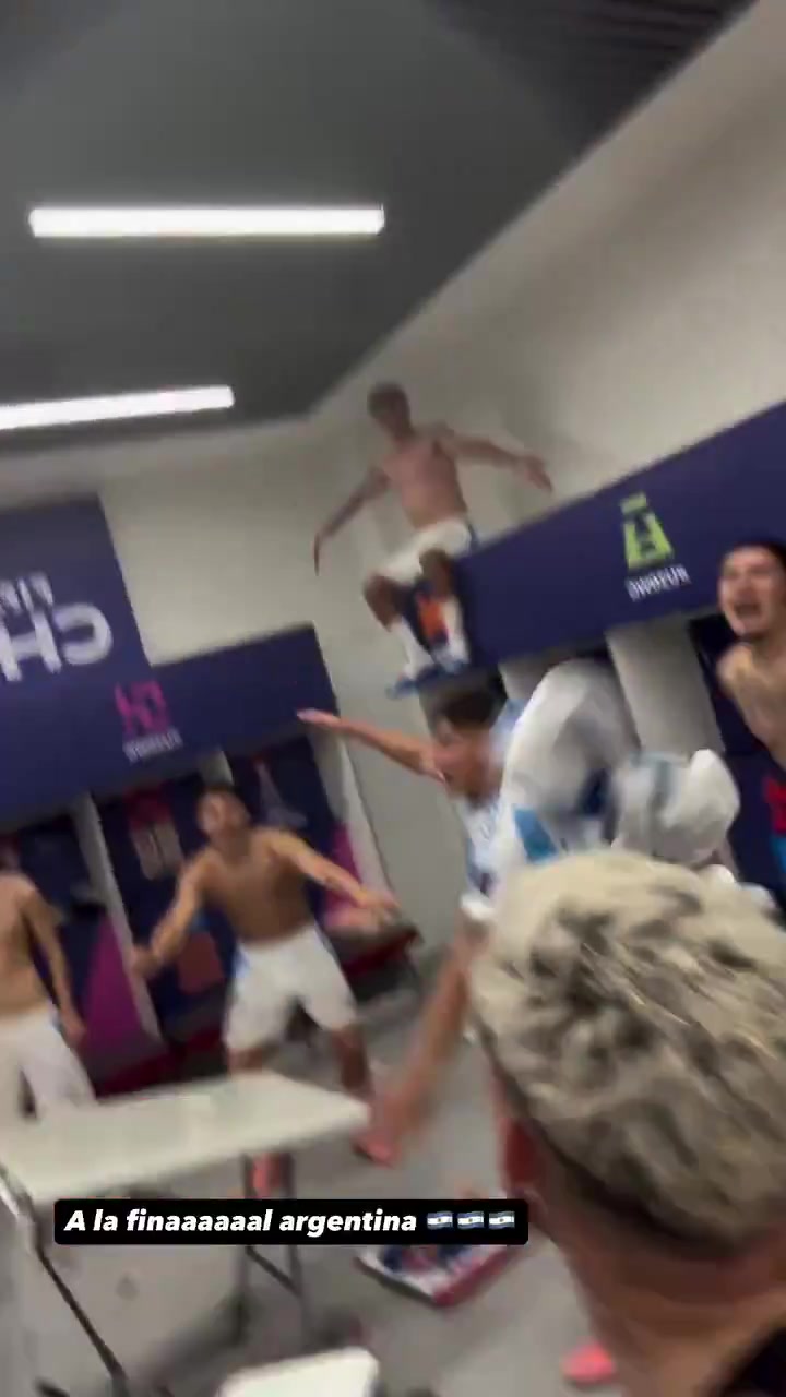 狂歡！阿根廷U20進(jìn)入世青賽決賽，球員們?cè)诟率爷偪駪c祝